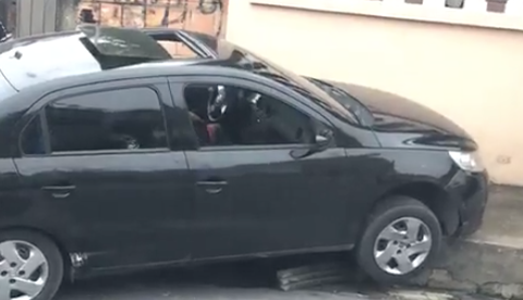 Carro invade calçada e motorista é encontrado morto em Manaus