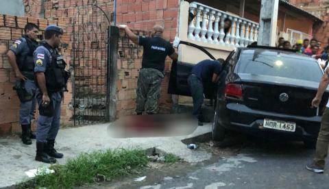 Motorista é crivado de bala e se choca contra muro de casa em Manaus