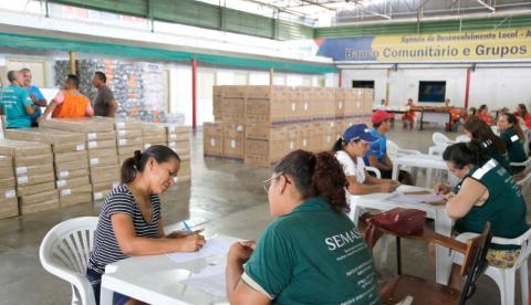 Prefeitura dá continuidade à entrega de kits de donativos às famílias do Educandos