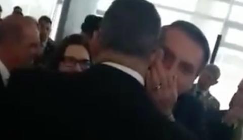 Frota diz que Bolsonaro cochichou em seu ouvido: 'quero continuar transando contigo'