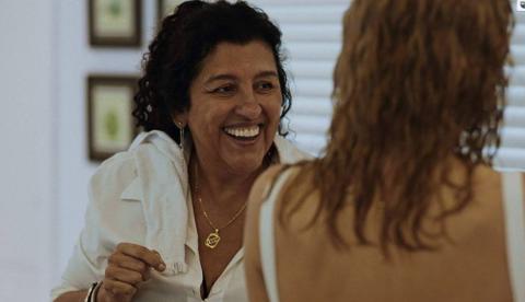 Regina Casé recebe prêmio de Melhor Atriz em festival na Turquia