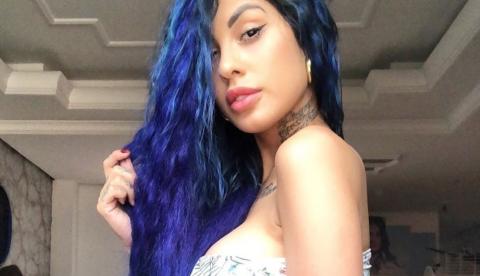 Tati Zaqui esfrega bumbum na cara de mulher e as duas se beijam durante show