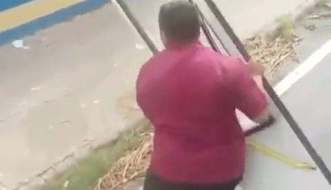  Vídeo: Motorista desce do ônibus para buscar porta que caiu em Manaus