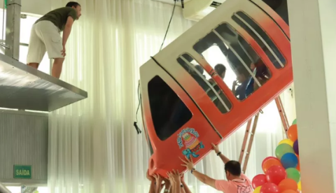 Crianças ficam penduradas após brinquedo soltar durante festa de aniversário 
