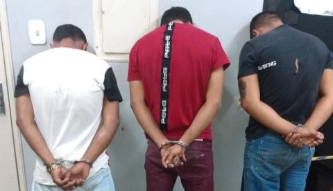 Trio suspeito de roubo escapa de linchamento após chegada da polícia em Manaus