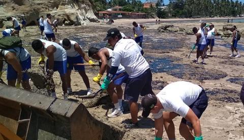Quatro mil toneladas de óleo já foram retiradas de praias nordestinas