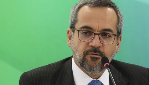 Ministro pede que estudantes tenham cuidado com fake news sobre Enem