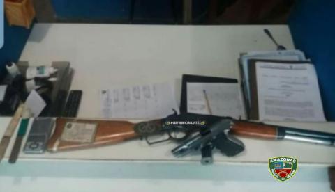 Polícia encontra rifle e pistola debaixo de cama de adolescente no Amazonas