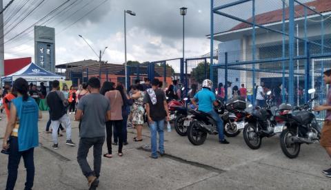 Com movimentação tranquila, escolas fecham os portões e dão início as provas do Enem em Manaus