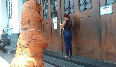 Em Manaus, T-Rex surge em escola e surpreende candidata atrasada para prova do Enem 