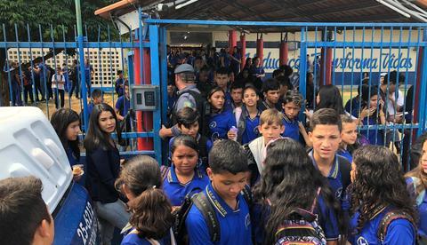 Desesperados com rumores de chacina, pais correm para retirar filhos de escola em Manaus