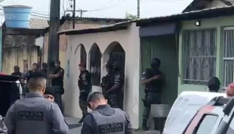 Criminosos que fazem jovem refém anunciam rendição, mas voltam atrás em Manaus