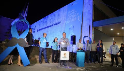 Arthur abre programação do ‘Novembro Azul’ em Manaus iluminando prédio da prefeitura