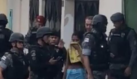 Esposa grávida de assaltante chega a casa de refém e implora para ajudar nas negociações