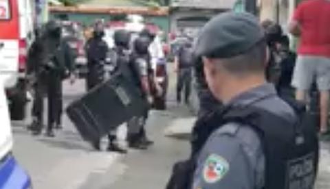 Após fazer adolescente refém por mais de 3h, homem se entrega a polícia em Manaus
