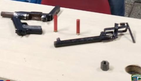 Dupla é presa ao ser flagrada com armas dentro de ônibus em Manaus