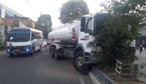 Caminhão desgovernado invade canteiro central e bloqueia trecho de avenida em Manaus