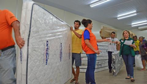 Famílias vítimas do incêndio no Educandos recebem donativos em Manaus