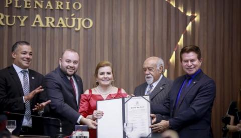 Presidente do TCE-AM, Yara Lins, recebe Medalha Ruy Araújo na Aleam