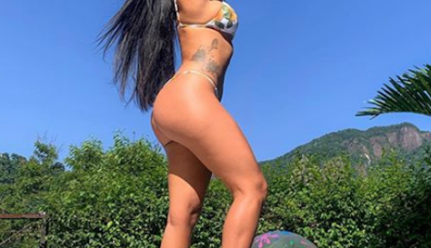 Pocah revela que implantou chip para definir barriga: “Nem tô treinando”