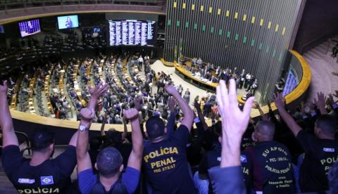 Câmara aprova em 2º projeto que torna agentes penitenciários em polícia penal
