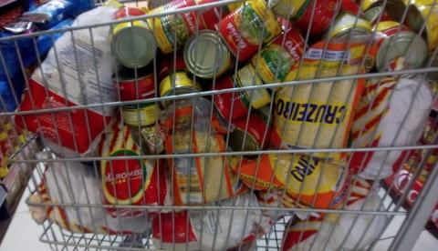 Supermercado é flagrado vendendo mais de 50 kg de produtos vencidos em Manaus