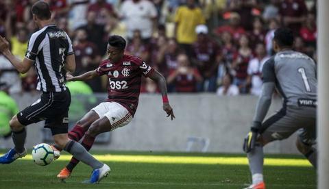 Flamengo vence Botafogo e garante vantagem de 8 pontos no Brasileiro