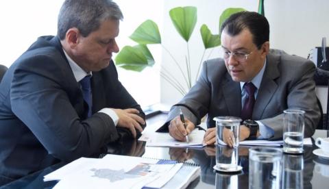 Ministro da Infraestrutura entrega aviso de licitação da BR-319 à Eduardo Braga