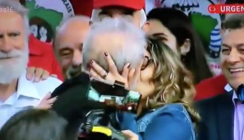 Lula anuncia que namorada aceitou pedido de casamento e casal se beija ao vivo