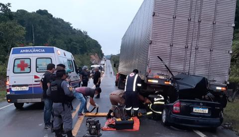 Carro é 'engolido' por carreta e acidente deixa dois mortos  na BR-174
