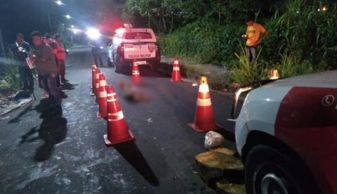 Em Manaus, corpo de adolescente desovado em rua foi atingido com três tiros 