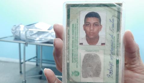 Homem é morto a tiros na frente da companheira após atender porta em Manaus 