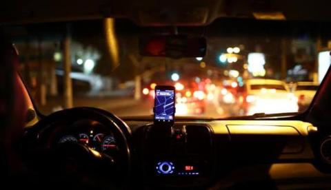 Refém, motorista de app joga carro contra ônibus para escapar de assalto em Manaus