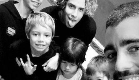 Em Portugal, Pedro Scooby posa ao lado dos filhos na casa de Luana Piovani 