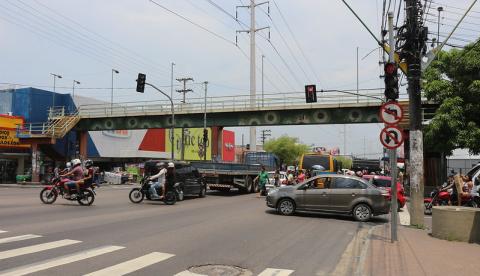Prefeitura inicia revitalização de passarela na avenida Grande Circular   