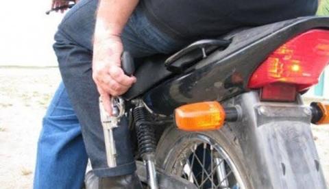 Em Manaus, pistoleiros em motocicletas executam jovem a tiros no meio da rua