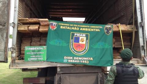 Sem CNH, homem é preso com caminhão carregado de madeira ilegal em Manaus