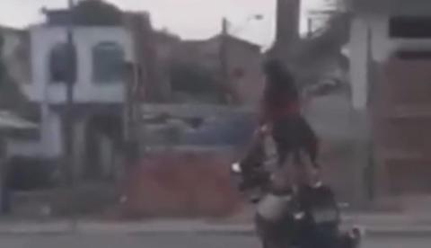 Motociclista é flagrado dirigindo com criança em pé na garupa em Manaus