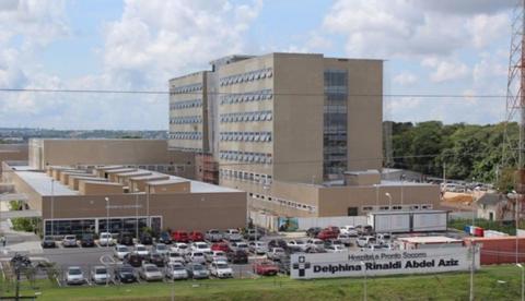 Bandidos esfaqueiam motorista de ônibus durante assalto a coletivo em Manaus