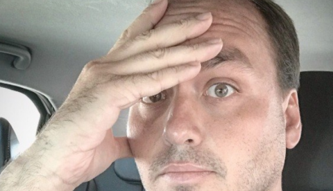 Carlos Bolsonaro vira chacota ao postar foto do pai como 'Thanos': Morreu por um cara de armadura vermelha