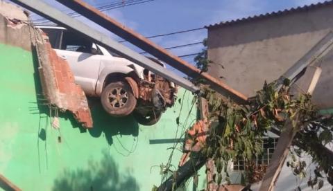 Em alta velocidade, carro 'voa' e vai parar sobre telhado da casa de idosos