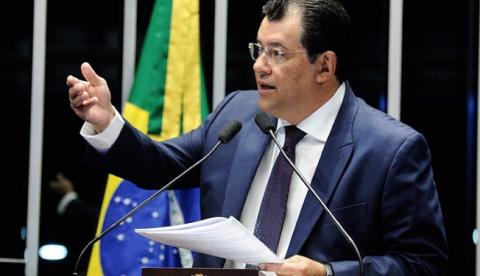 Eduardo Braga propõe isentar do imposto de renda quem ganha até R$ 4,9 mil