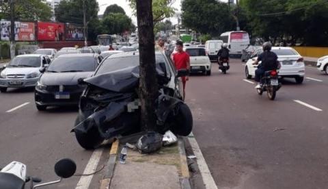 Carro fica destruído ao colidir com árvore em avenida de Manaus