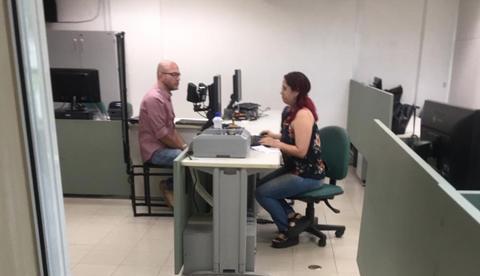 Sem escolta, Gustavo Sotero é visto no TRE tirando título de eleitor em Manaus 