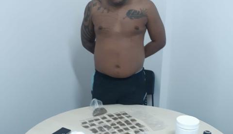 Suposto ‘gerente do tráfico’ é preso com sacola recheada de drogas em Manaus