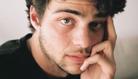 Noah Centineo revela que ficou cinco dias sem tomar banho após cirurgia 