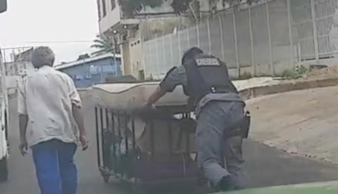 Em Manaus: Atitude de policial comove casal de idoso que carregava recicláveis na rua