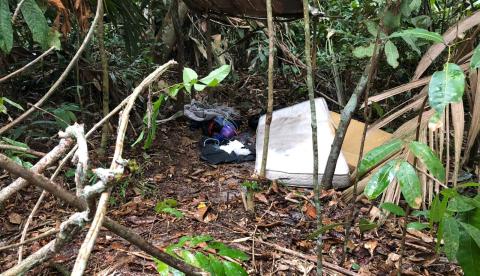 Familiares e amigos procuram corpo de garota executada por traficantes em Manaus