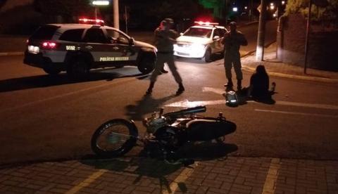 Armada, dupla tenta fugir da polícia mas leva a pior ao cair de moto em Manaus