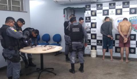 Dupla armada é presa suspeita de tráfico de drogas em Manaus